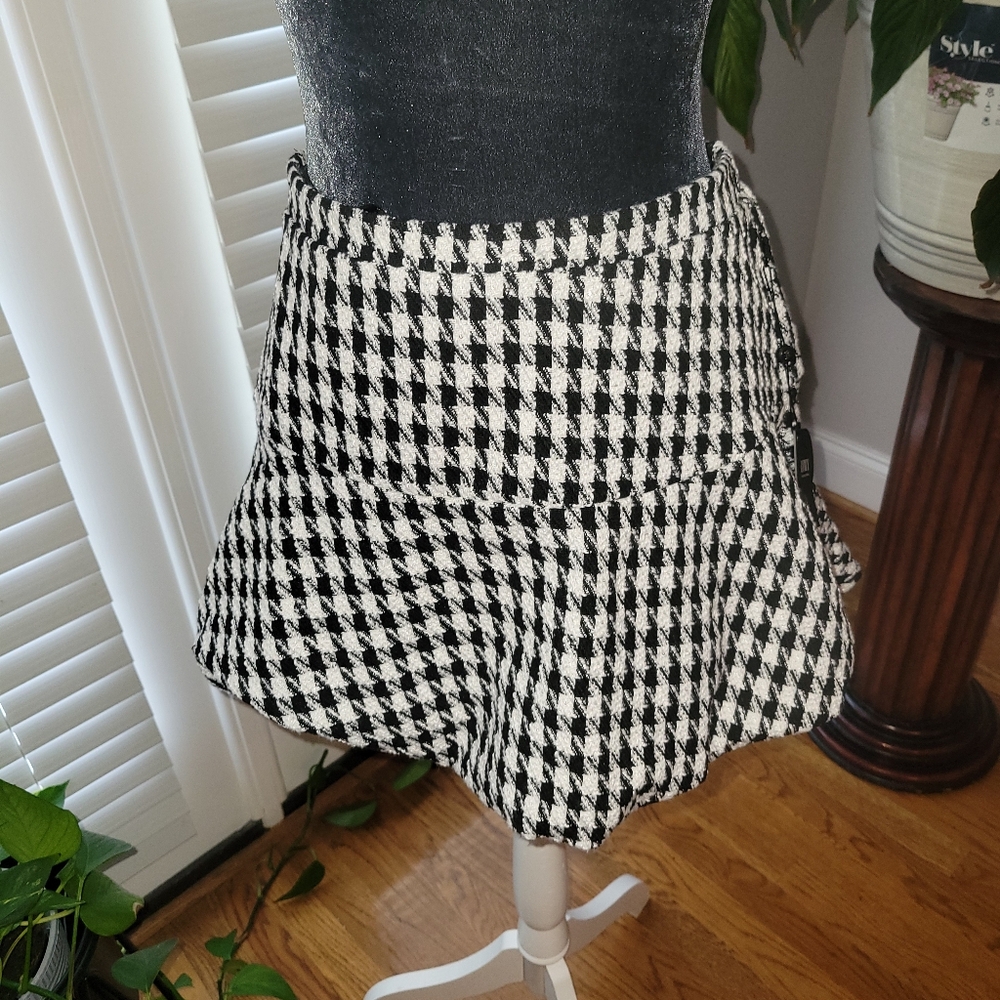 Stylish Black and White Houndstooth Skirt